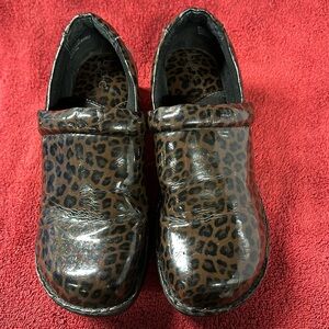 BOC patent leather black and brown slip on women’s shoe🖤🤎